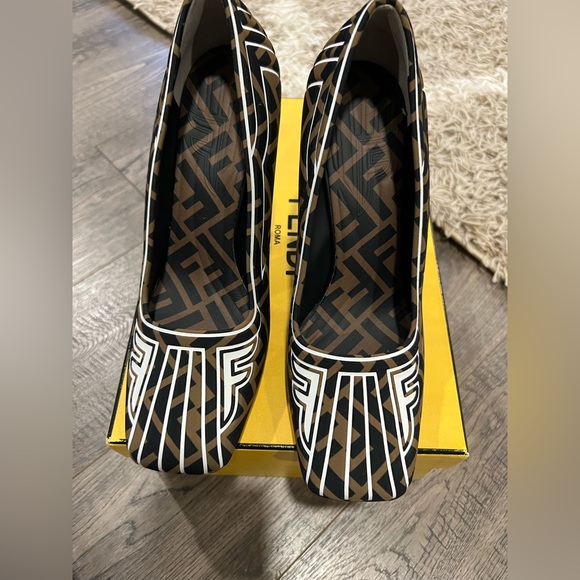 Fendi Lycra FF Freedom Décolleté Pumps Tabacco Moro White